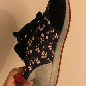 Tory Burch sneakers like new.